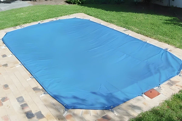 Los beneficios de usar Lona de PVC para cubiertas de piscinas
